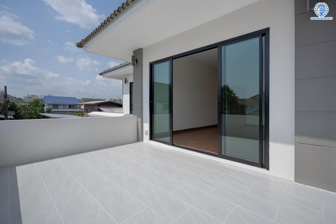 บ้านมือสองตกแต่งใหม่ โครงการ มณธานี บางแค หลังมุม ดีไซน์หรูหรา เนื้อที่ 66.6 ตร.ว. ฟังก์ชัน 3 ห้องนอน 3 ห้องน้ำ จอดรถได้ 2 คัน บนทำเลเดินทางสะดวก เชื่อมต่อหลายเส้นทาง ใกล้เดอะมอลล์บางแค ทางด่วน "กาญจนาภิเษก" และรถไฟฟ้า "สถานีหลักสอง"